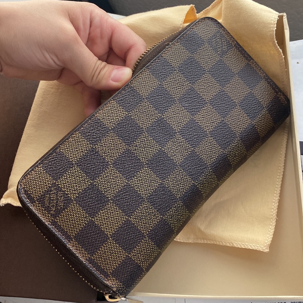 Lv wallet damier